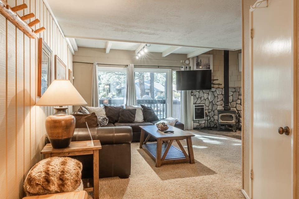 Sierra Park Villas #76, Updated 1 Bedroom + 2 Lofts, 2 Bath, Sleeps 6! House in Mammoth Lakes