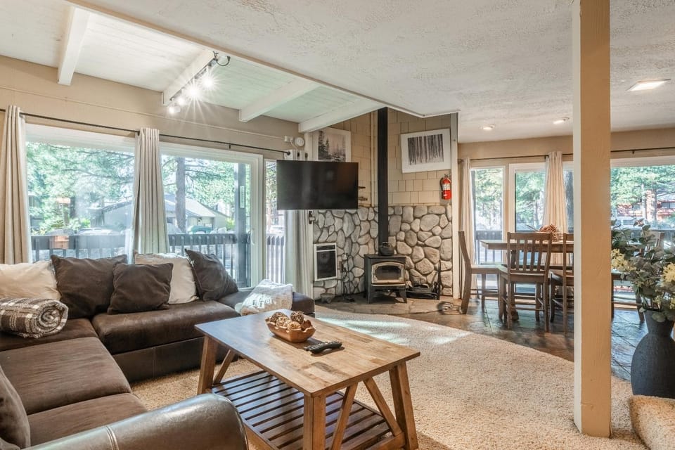 Sierra Park Villas #76, Updated 1 Bedroom + 2 Lofts, 2 Bath, Sleeps 6! House in Mammoth Lakes