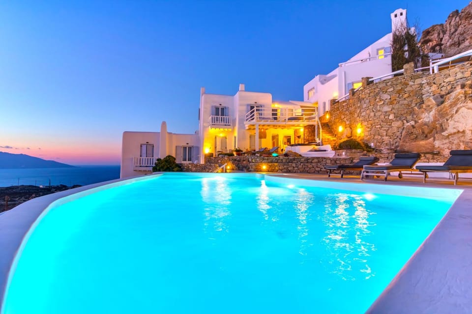 Property building, Pool view, Sea view, Swimming pool, sunbed