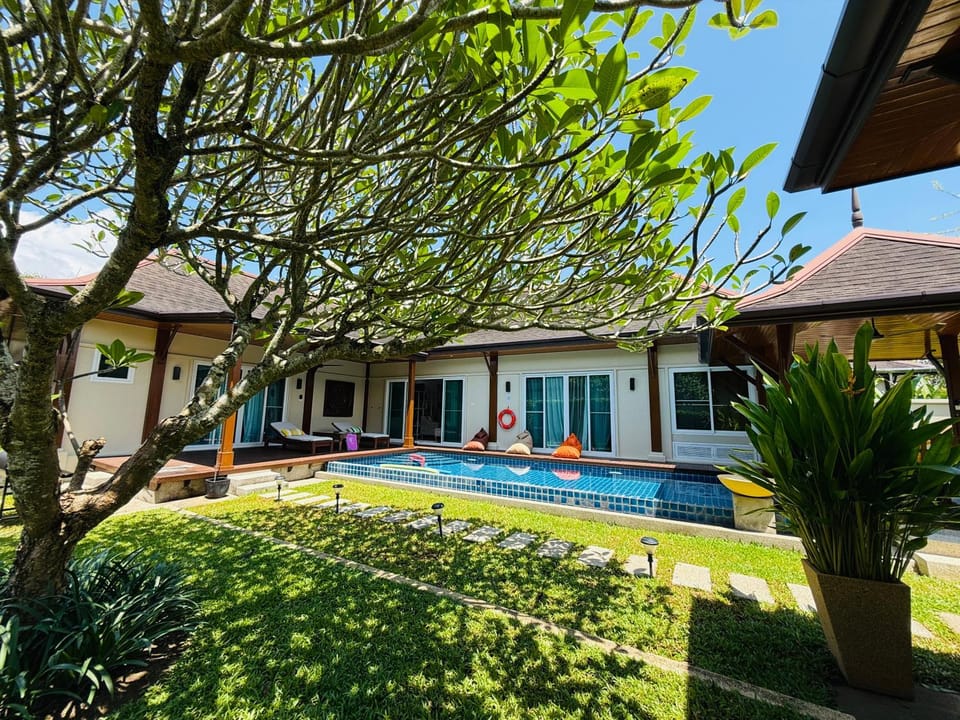 Property building, Garden, Garden view, Pool view, Swimming pool, sunbed