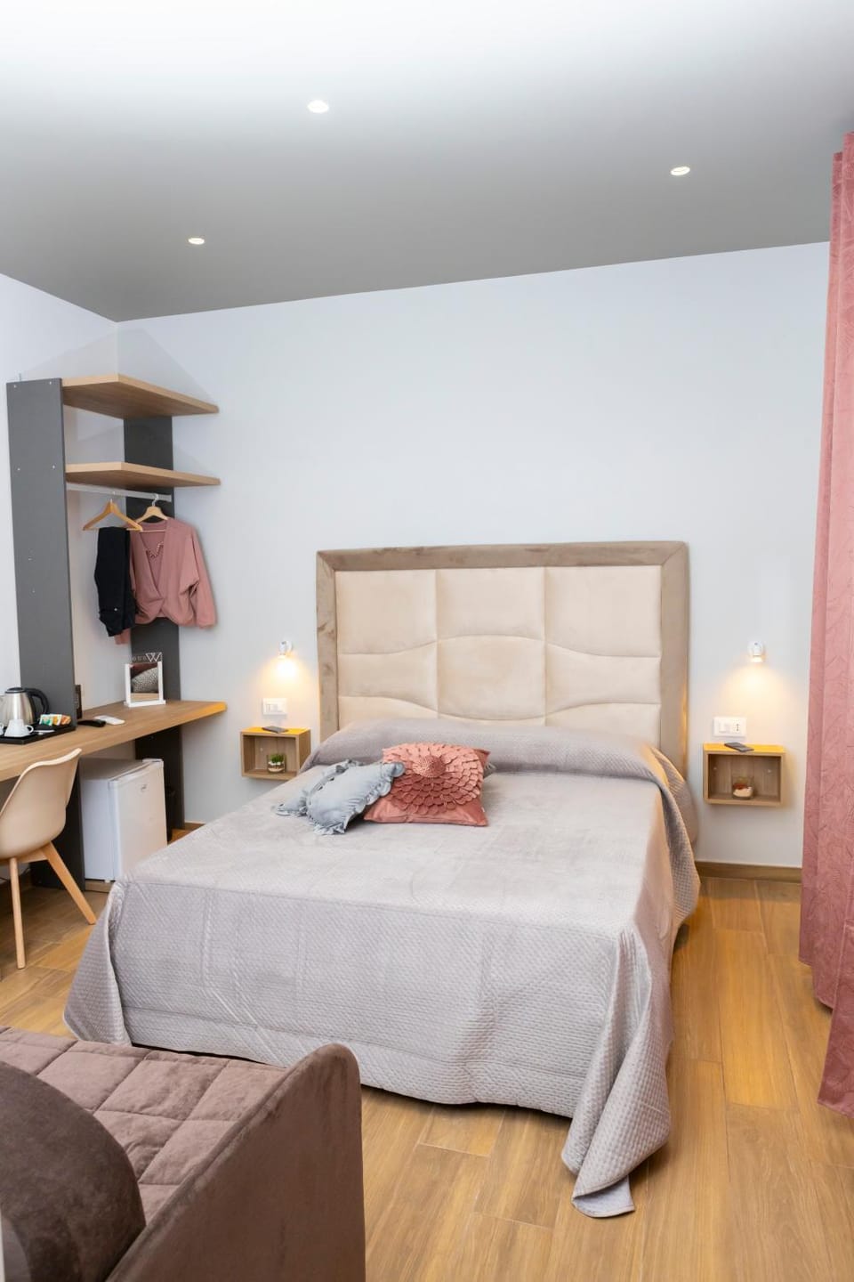Photo of the whole room, Bedroom, wardrobe