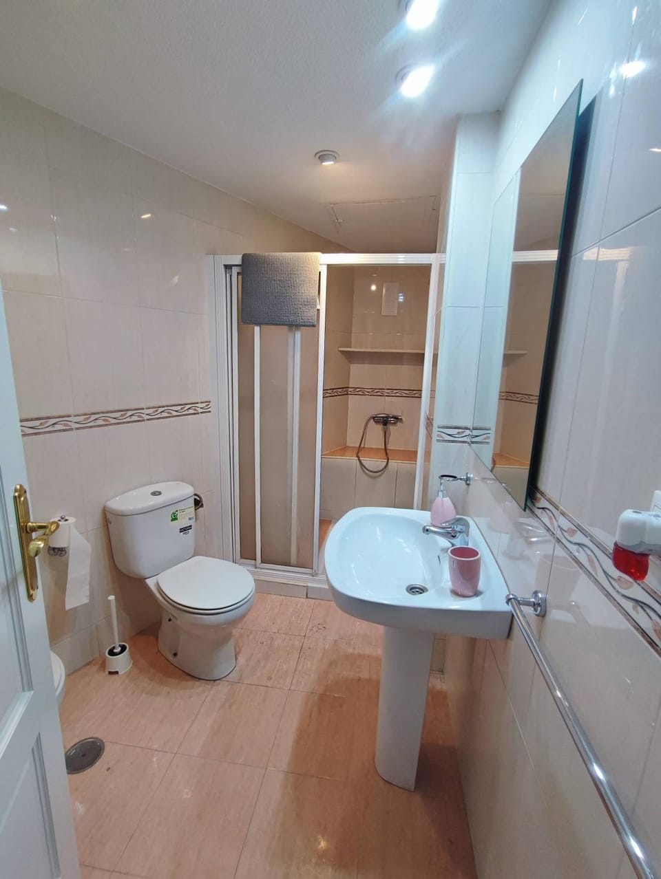 Shower, Toilet, Bathroom, bidet, towels