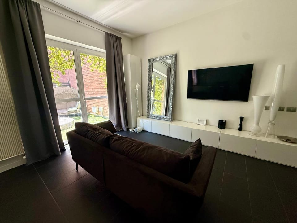 TV and multimedia, Living room, Seating area, Evening entertainment