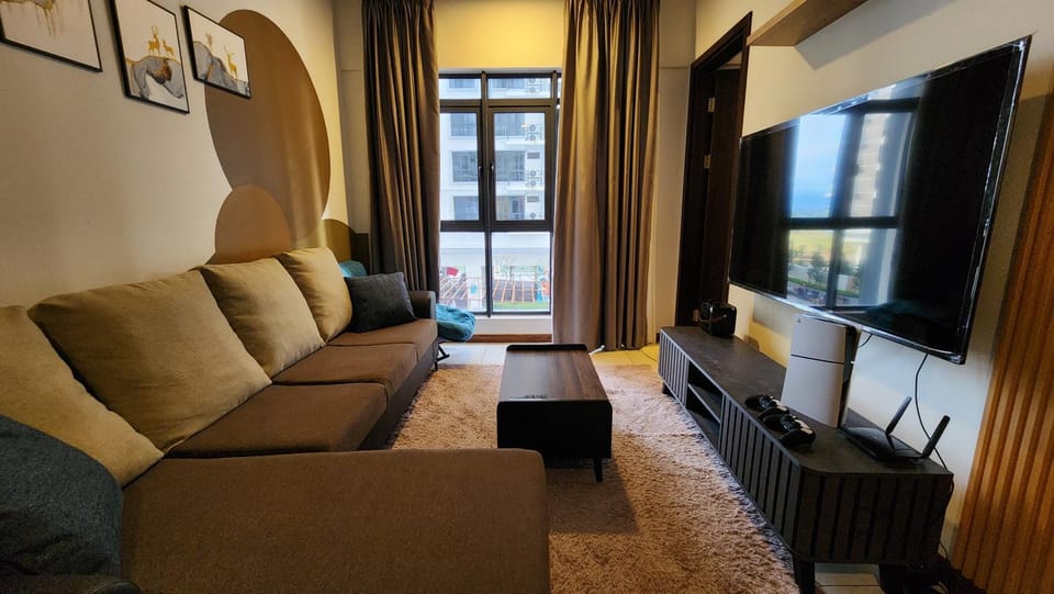 Communal lounge/ TV room, Karaoke, TV and multimedia, Living room, Seating area, Evening entertainment