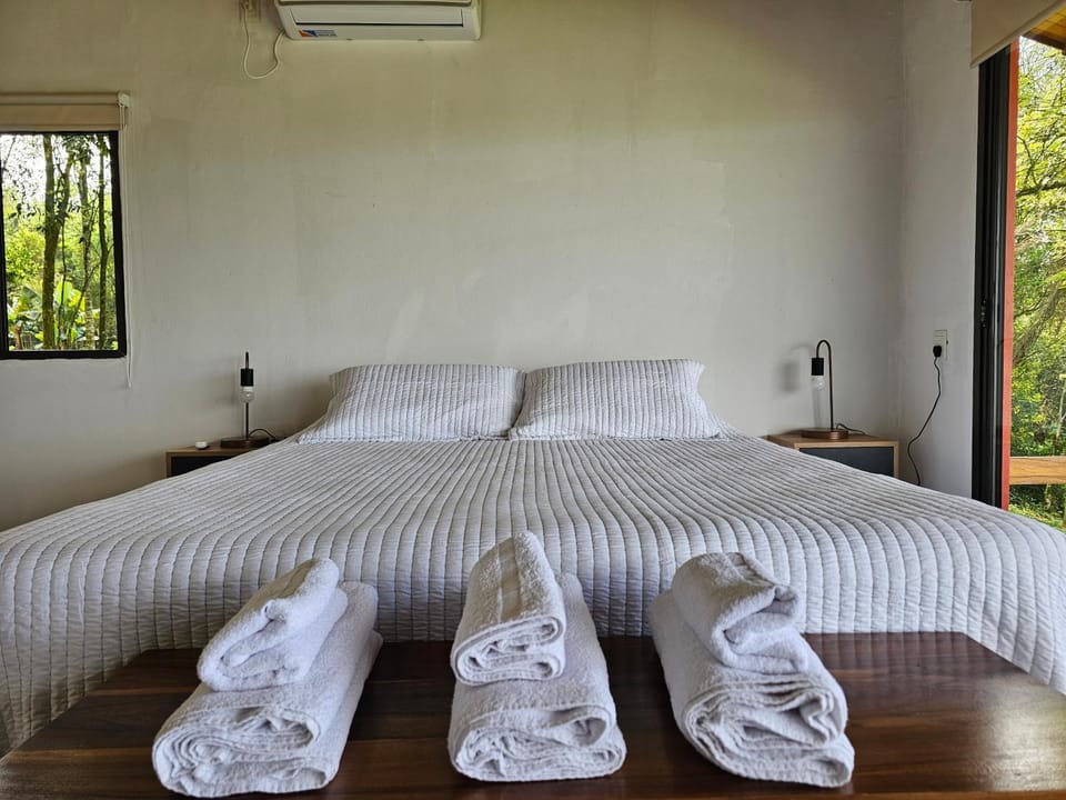 Bed, Bedroom, towels