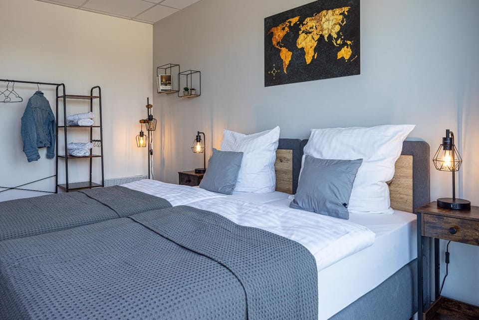 Bed, Photo of the whole room, Bedroom, towels