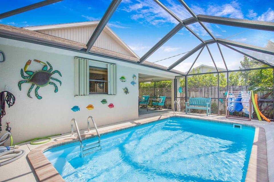Beachy Haven 3 bed 2Bath Heated Pool Tiki Bar Sleep 6 House in Naples Park