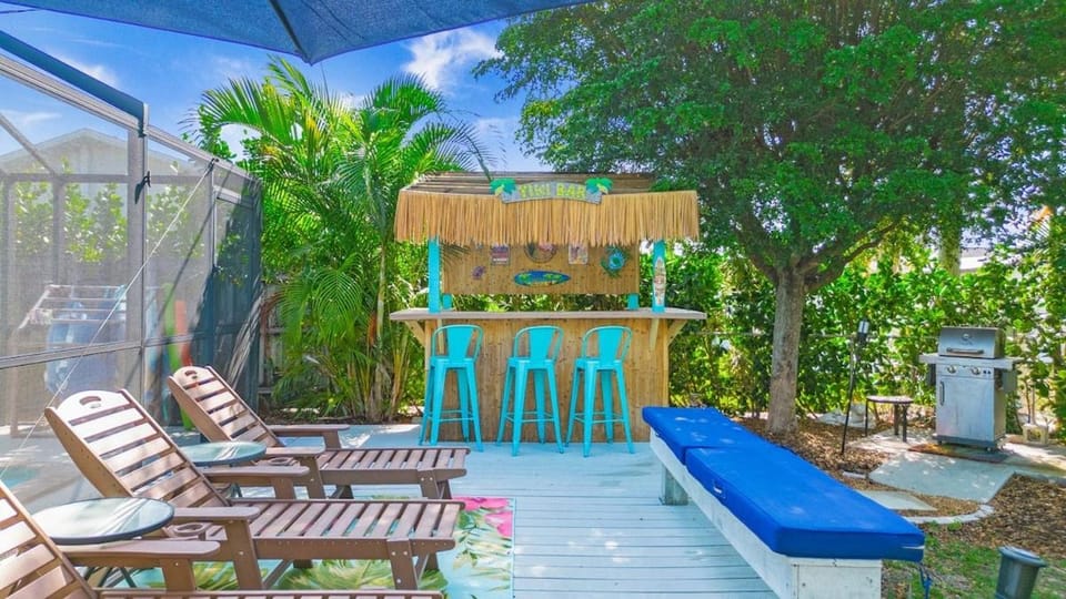 Beachy Haven 3 bed 2Bath Heated Pool Tiki Bar Sleep 6 House in Naples Park
