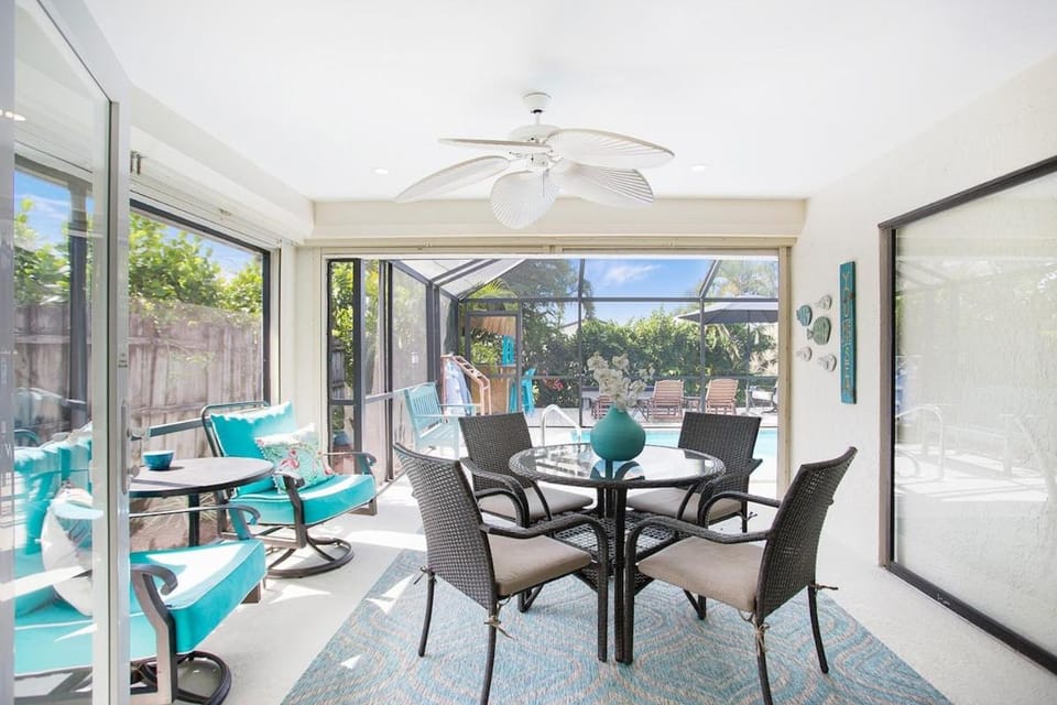 Beachy Haven 3 bed 2Bath Heated Pool Tiki Bar Sleep 6 House in Naples Park
