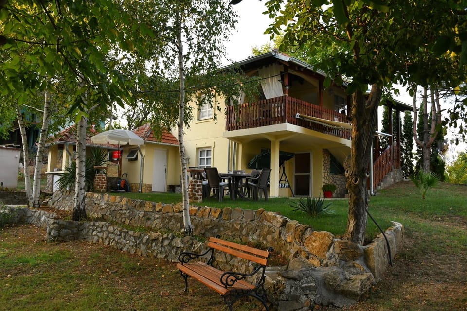 Property building, Day, Natural landscape, BBQ facilities, Garden, Balcony/Terrace, Garden view