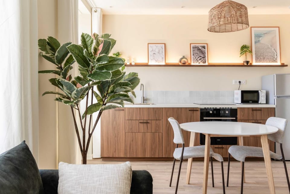 Kitchen or kitchenette, Seating area, Dining area