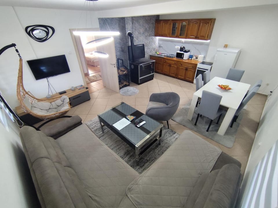 PeSa house-Pool, Jacuzzi,Fenced Garden & Football Apartment in Podgorica