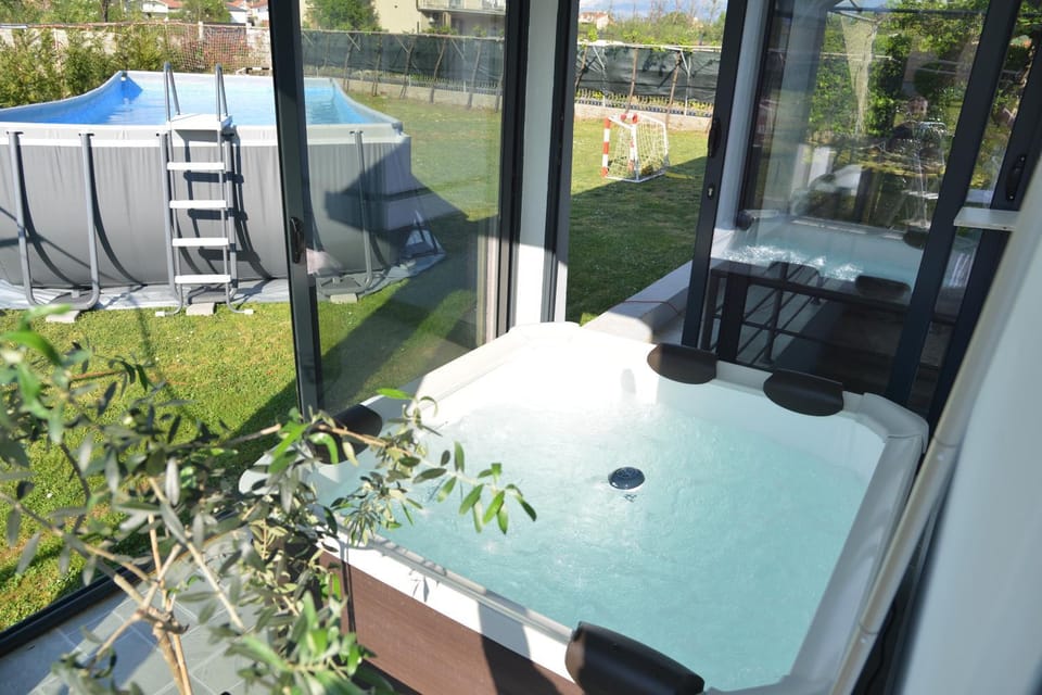 Villa PeSa with Private Pool, Jacuzzi & Sports Garden Apartment in Podgorica