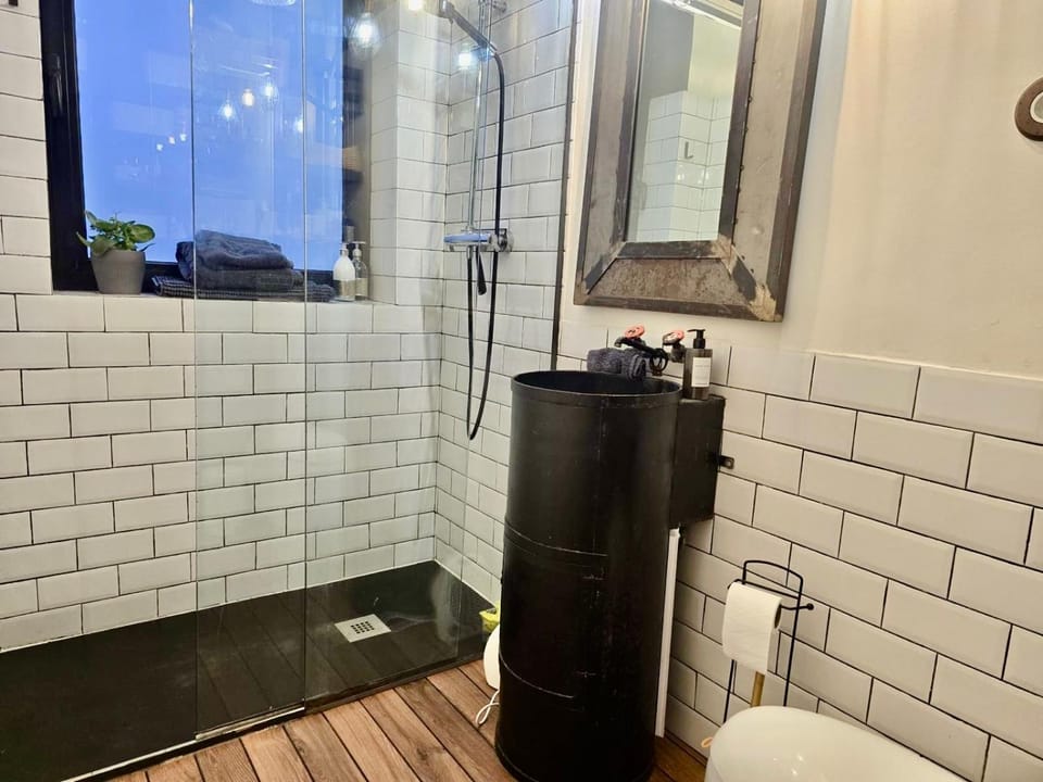 Shower, Toilet