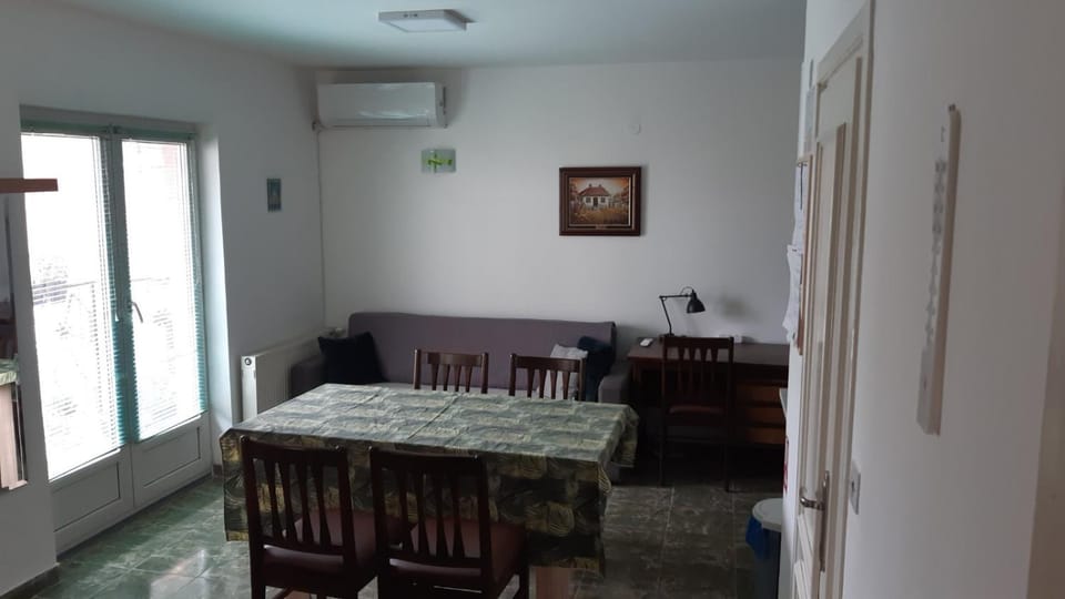 Kitchen or kitchenette, Living room, Seating area, Dining area, air conditioner