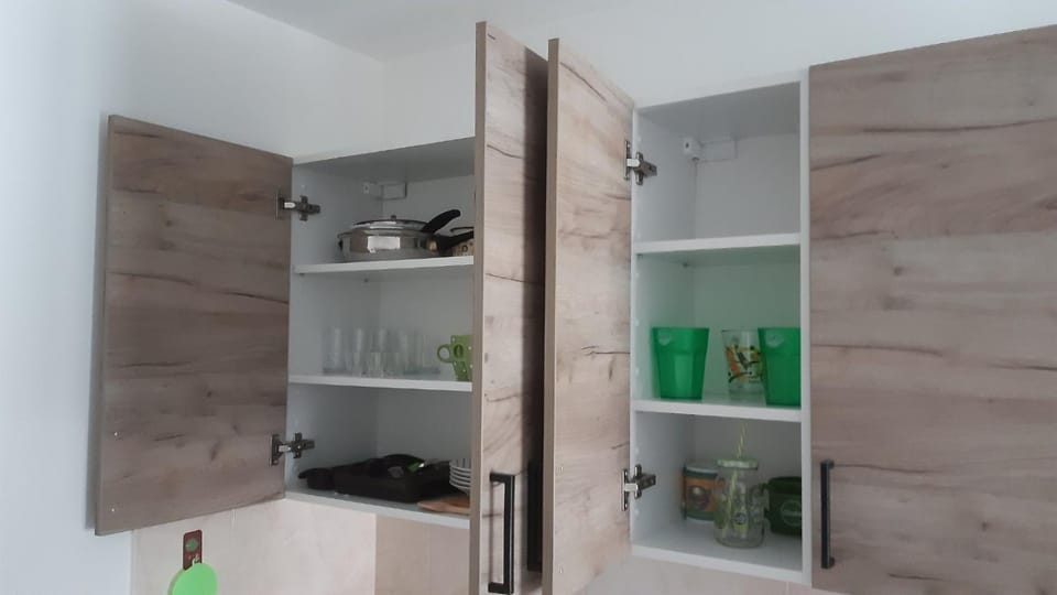 Kitchen or kitchenette, Kitchen or kitchenette