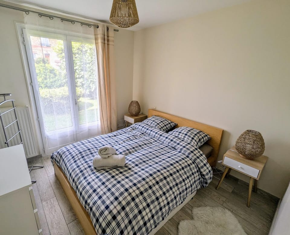 Bed, Photo of the whole room, Bedroom, towels