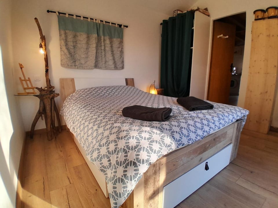 Photo of the whole room, Bedroom