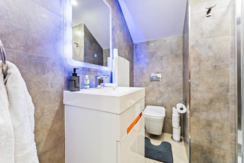 Shower, Toilet, Bathroom, towels