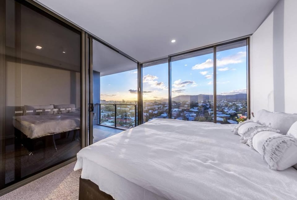 Modern APT in Toowong with Mountain View Apartment in Toowong