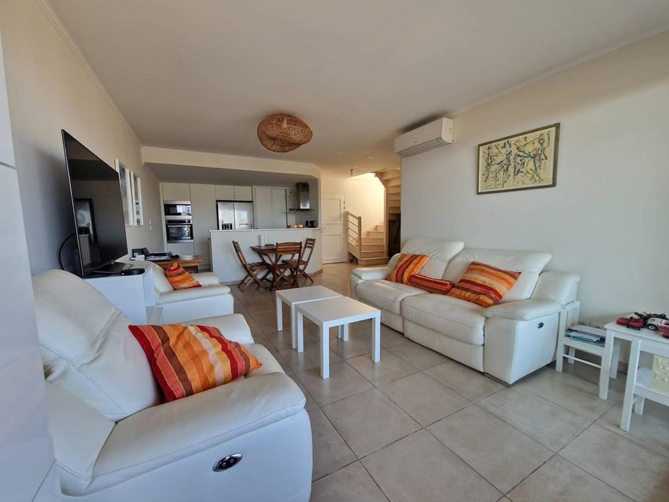 Charmant appart climatisé 2 chambres avec terrasse et cuisine équipée - FR-1-100-344 Apartment in Cavalaire-sur-Mer