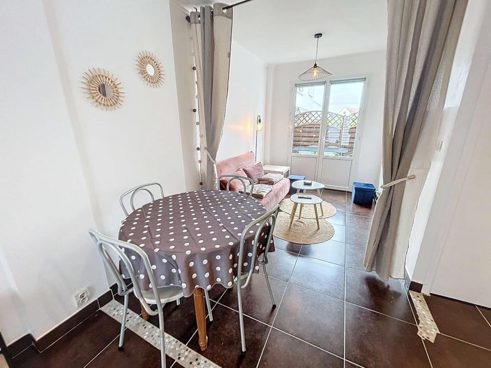 Appartement RDC près de la plage avec terrasse et Wi-Fi - FR-1-361-555 Apartment in Jullouville