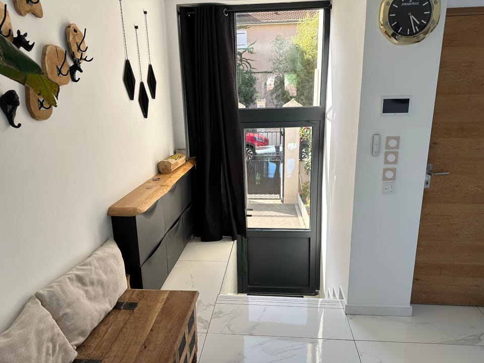 Villa lyon 8e, 8 personnes Piscine jardin, parking privé, terrain de pétanque Villa in Lyon