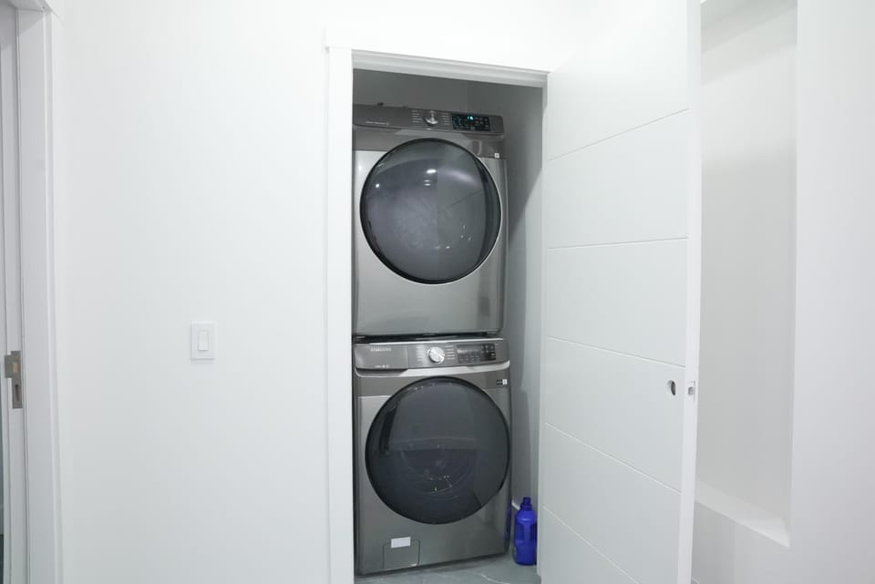 New Luxury Walkout Suite Near University-BY ROOM Bed and Breakfast in Calgary