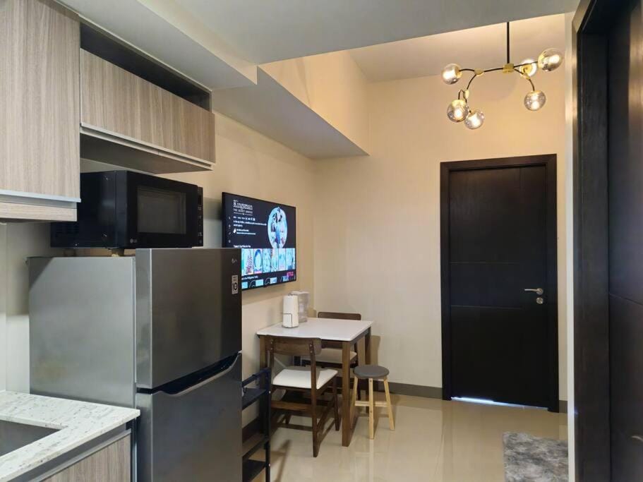 Modern & New, Work Desk, Fast Internet, Balcony Apartment in Makati