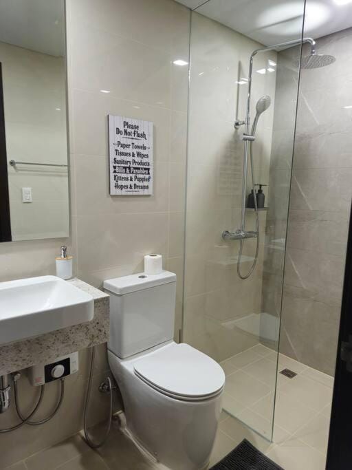 Modern & New, Work Desk, Fast Internet, Balcony Apartment in Makati
