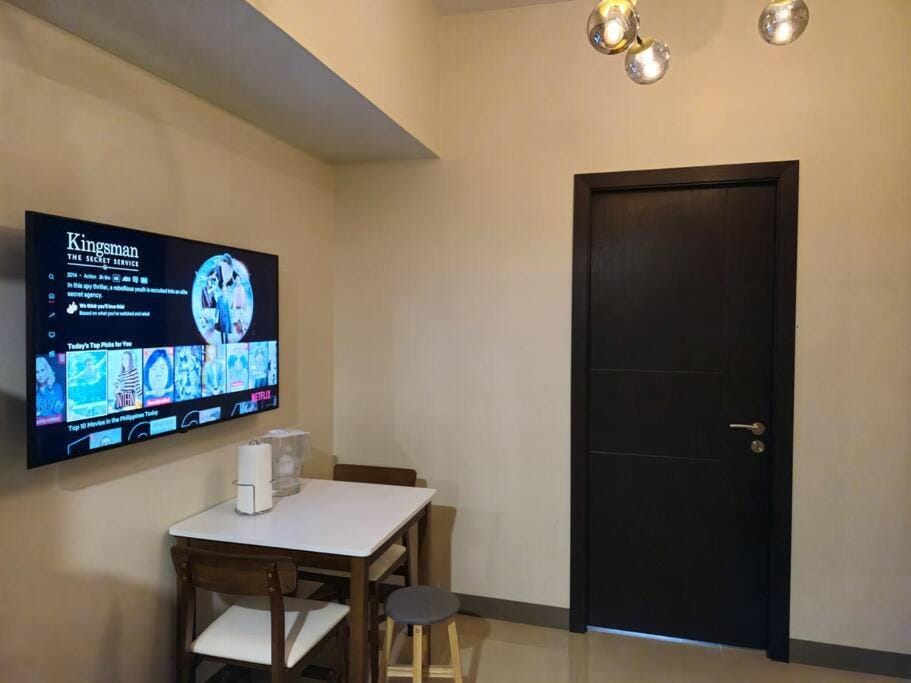 Modern & New, Work Desk, Fast Internet, Balcony Apartment in Makati