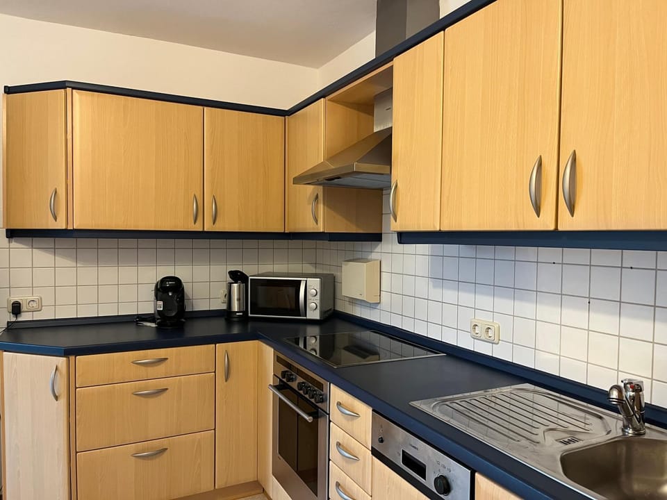 Kitchen or kitchenette, dishwasher, stove