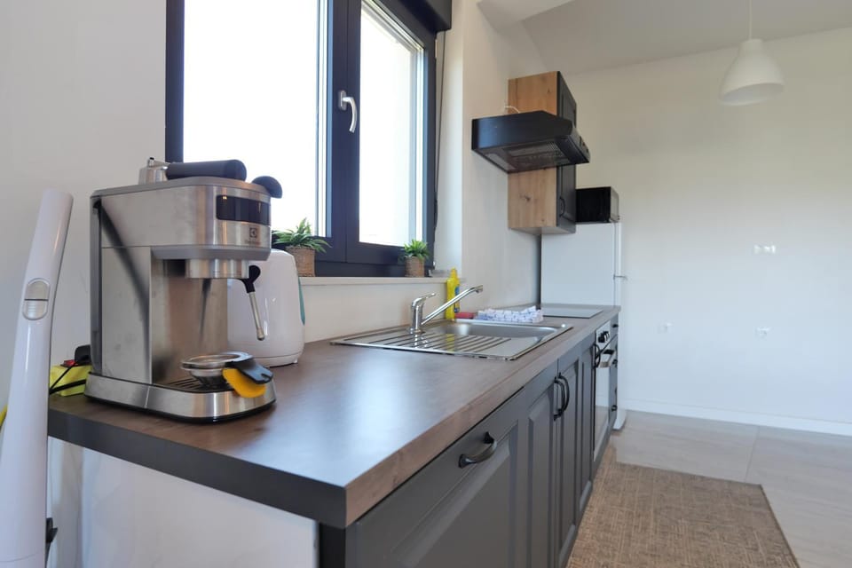 Coffee/tea facilities, Kitchen or kitchenette, oven, stove, toaster
