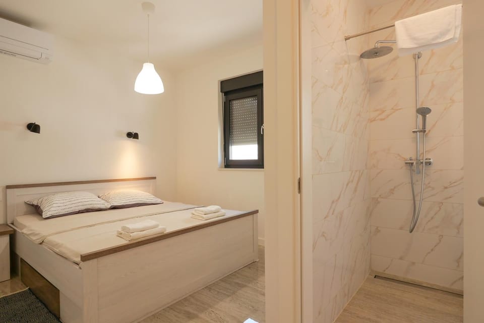 Shower, Bed, Bathroom, Photo of the whole room, Bedroom, towels
