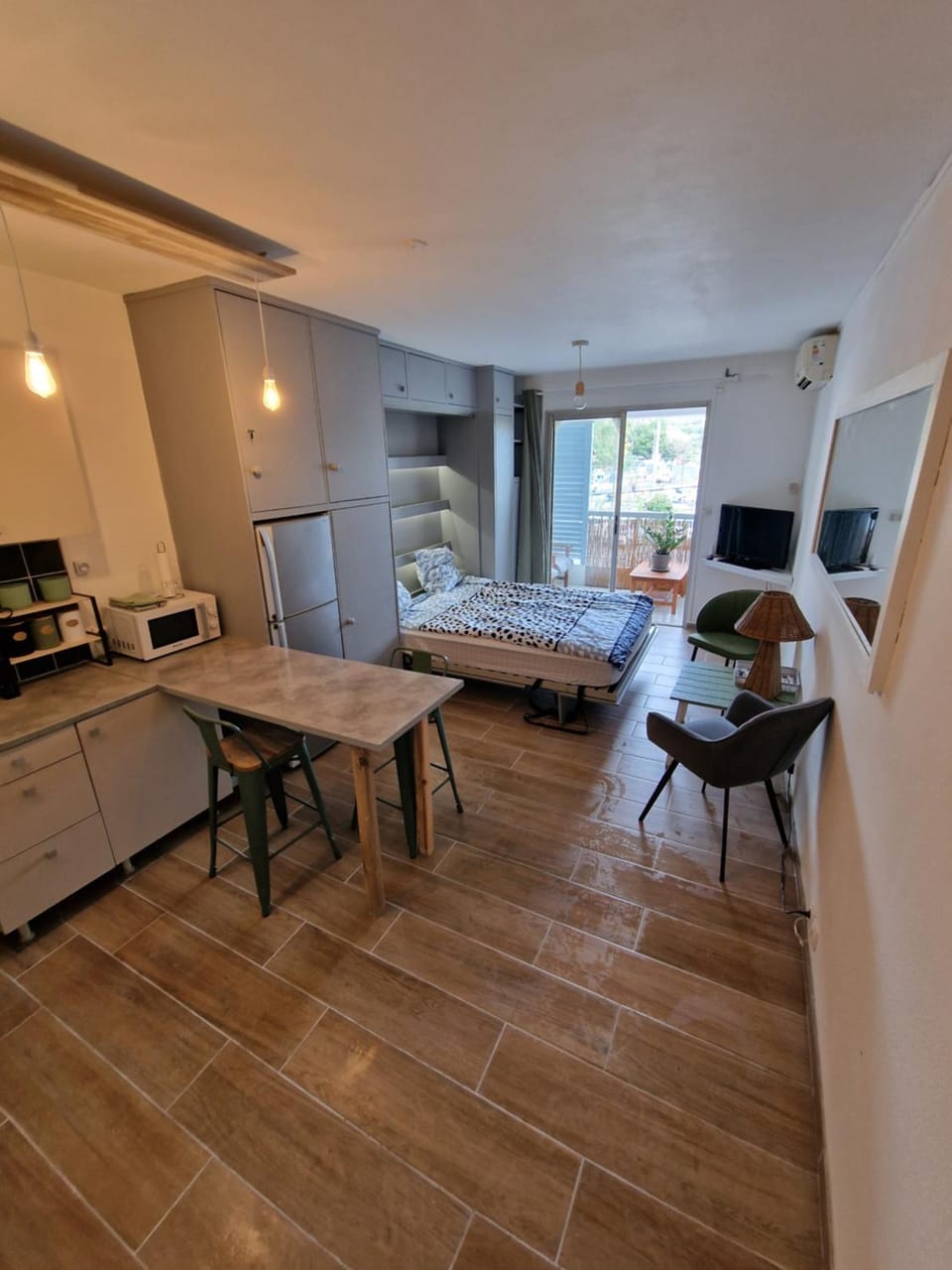Bed, Photo of the whole room, Dining area, Bedroom