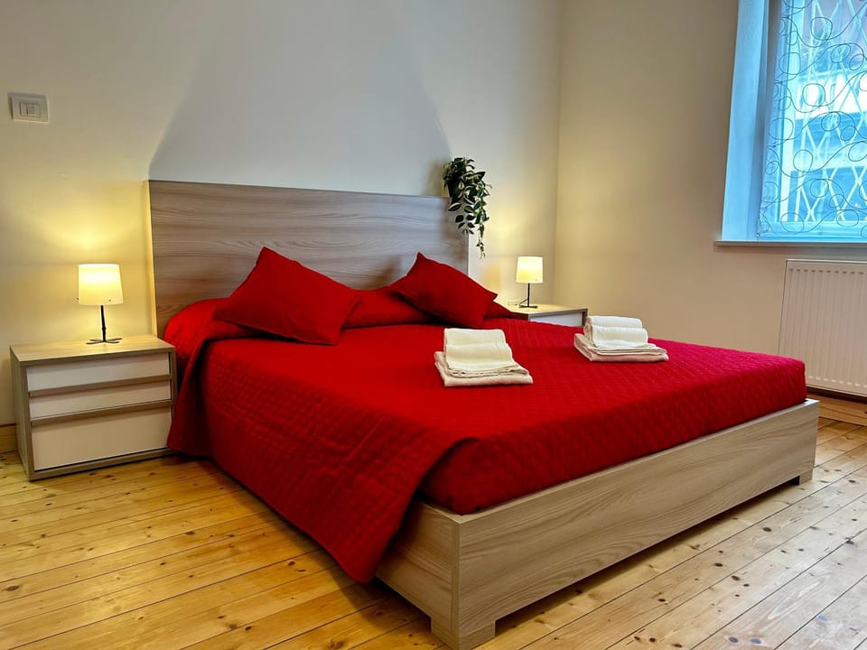 Bed, Bedroom, towels