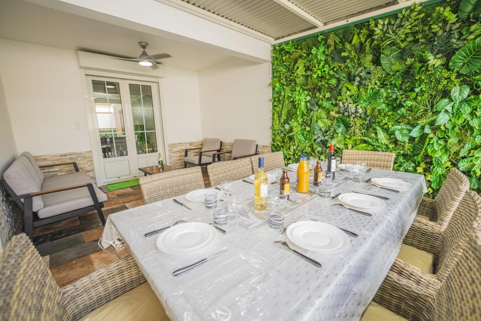 Dining area, Food, Drinks