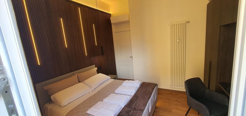 Bed, Photo of the whole room, Seating area, Bedroom, towels, wardrobe