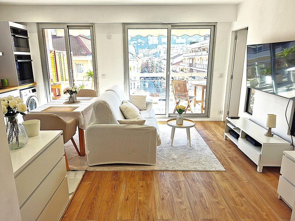 Communal lounge/ TV room, TV and multimedia, View (from property/room), Balcony/Terrace, Living room, Seating area, Dining area