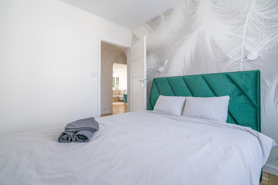 Bed, Bedroom, towels