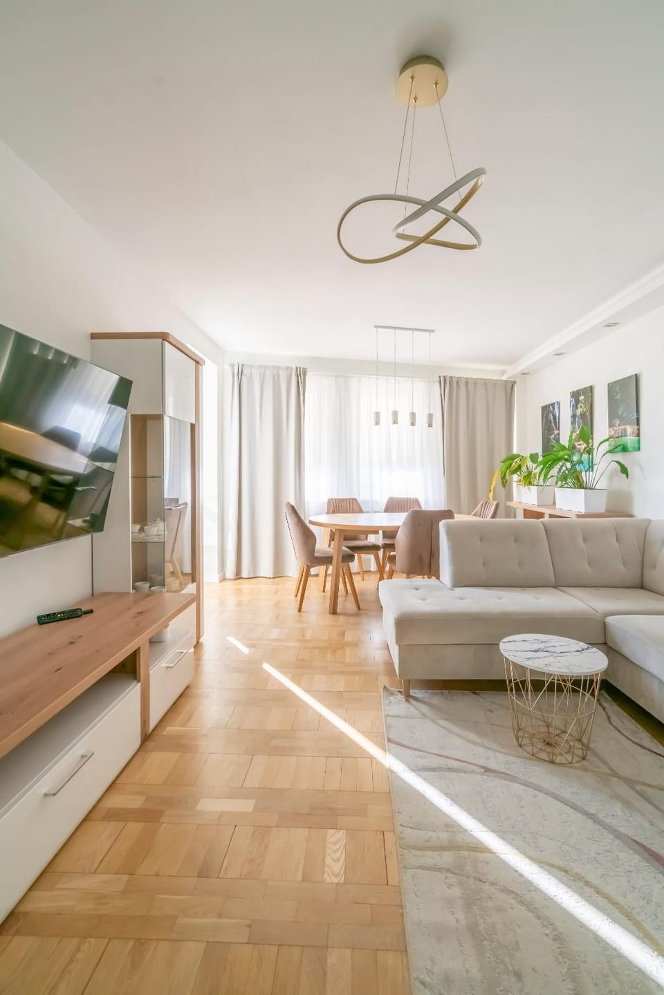 TV and multimedia, Living room, Seating area, Dining area