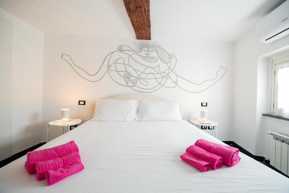 Bed, Photo of the whole room, Bedroom, heating, towels, air conditioner