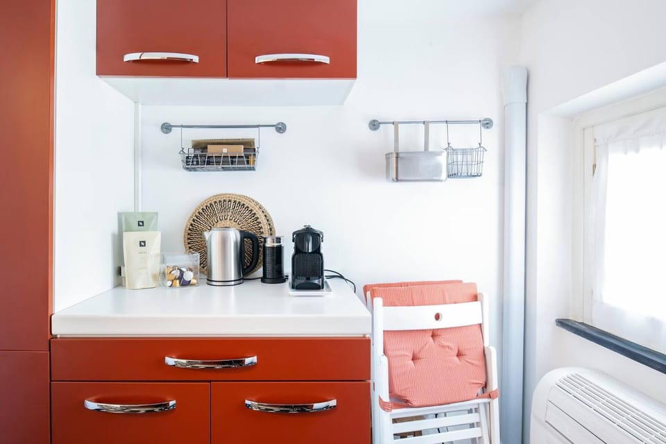 Coffee/tea facilities, Kitchen or kitchenette, air conditioner