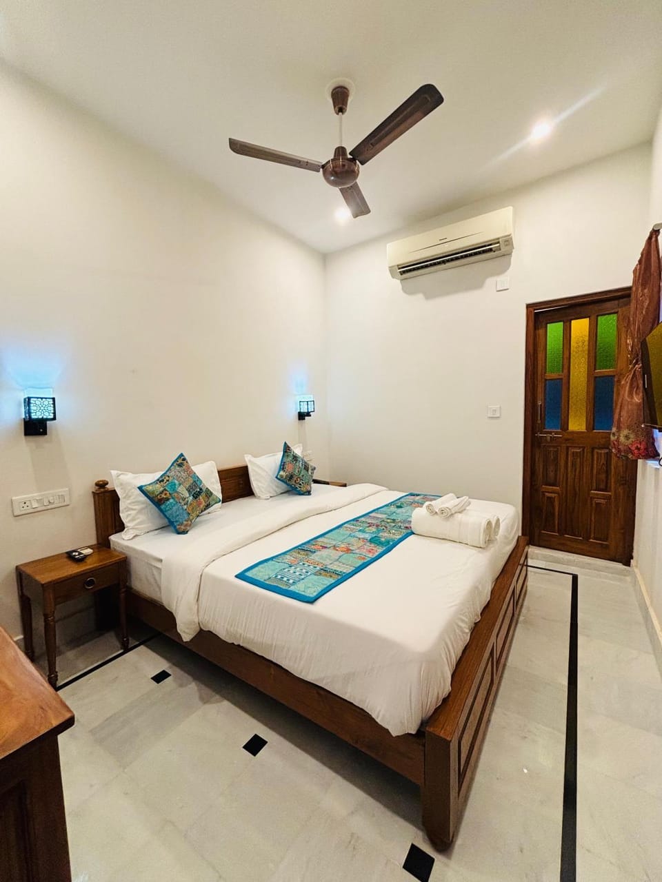 Bed, Photo of the whole room, air conditioner