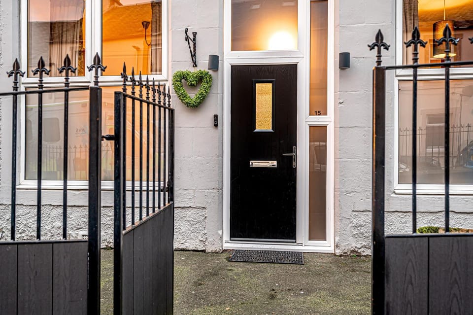 The Lang Toun Bothy - close to Edinburgh by Urban Haggis Stays Apartment in Kirkcaldy