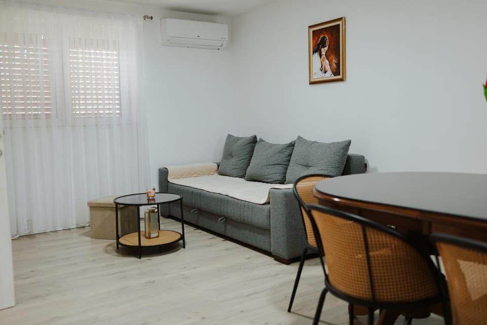 Living room, Seating area, air conditioner