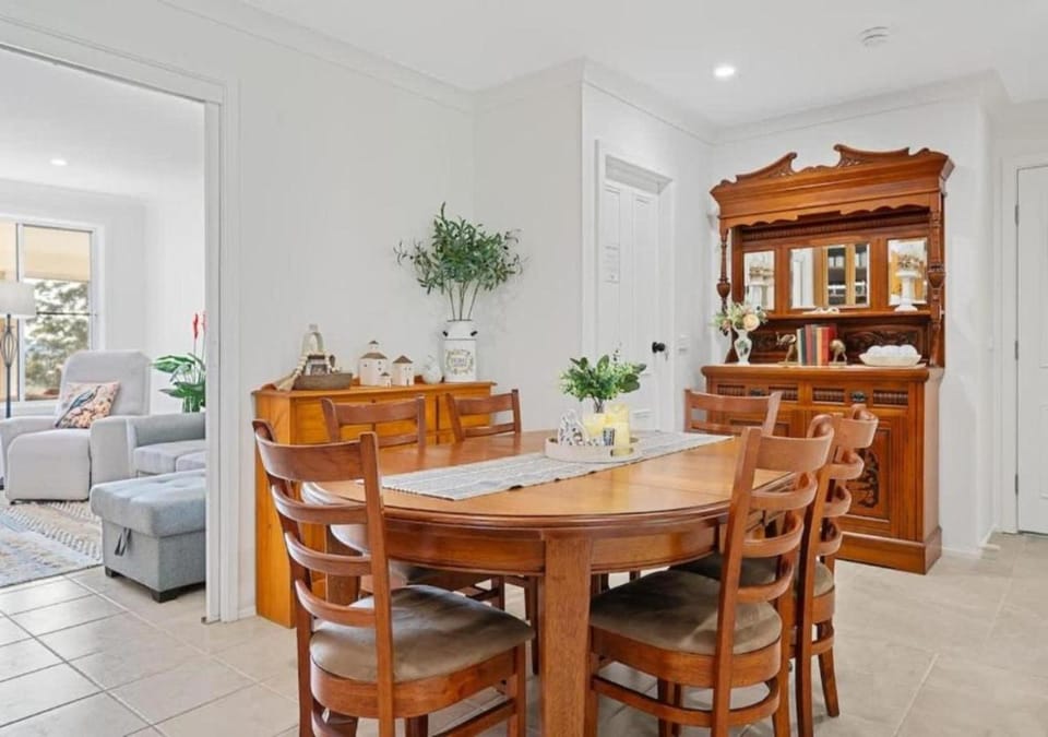 Kitchen or kitchenette, Seating area, Dining area