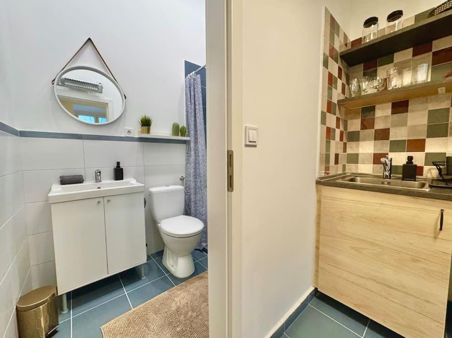 New AC Residence Almassy Studio Apartment in Budapest