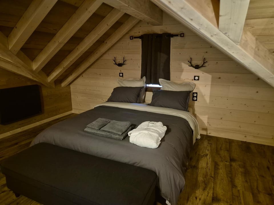 Bed, Photo of the whole room, Bedroom, towels