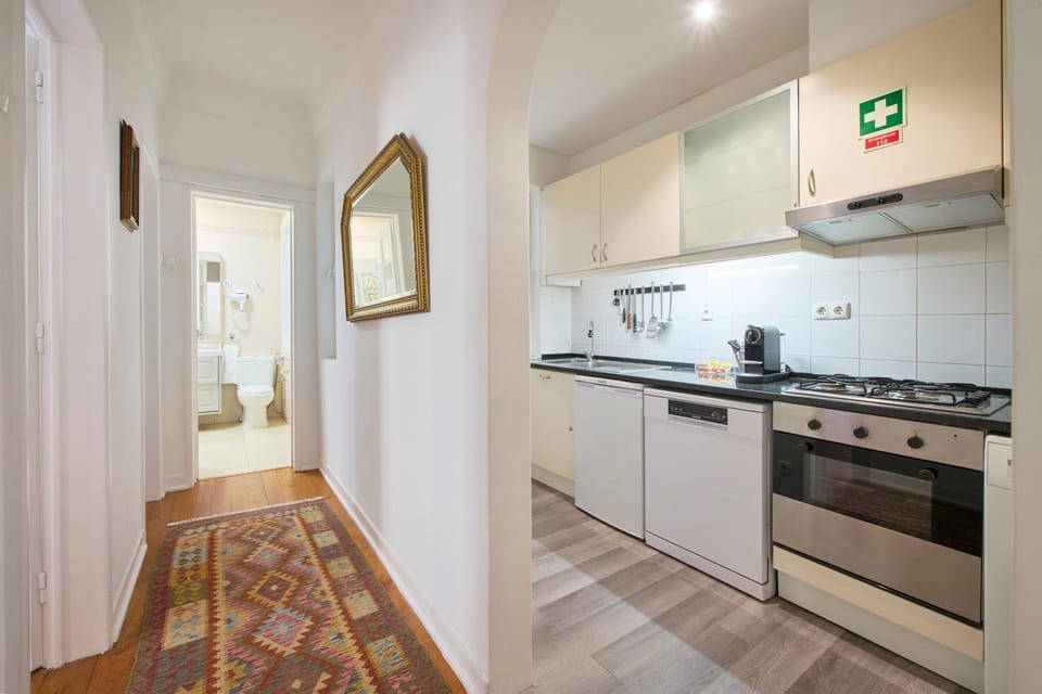 Coffee/tea facilities, Kitchen or kitchenette, dishwasher, oven, stove, washing machine